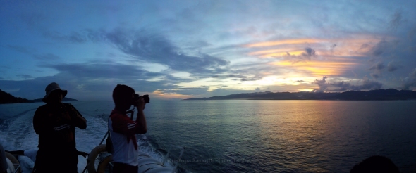 Rombongan FN Hunting Series 2012 dan kawan-kawan anggota FN Maluku mengabadikan keindahan matahari terbenam di Teluk Ambon, Maluku dari atas KMP Siwalima 01. Foto oleh Kristupa Saragih